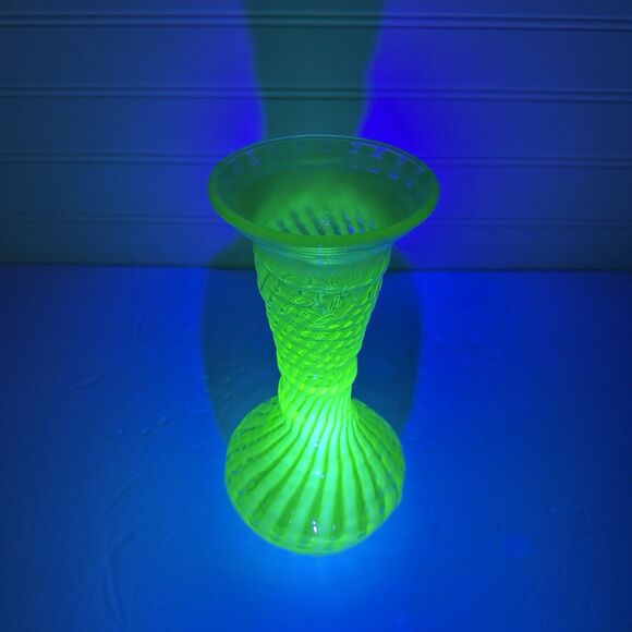 Vintage Fenton Green Opalescent Spiral Swirl Optic Flower Vase Uranium 8” Glows - Picture 9 of 11